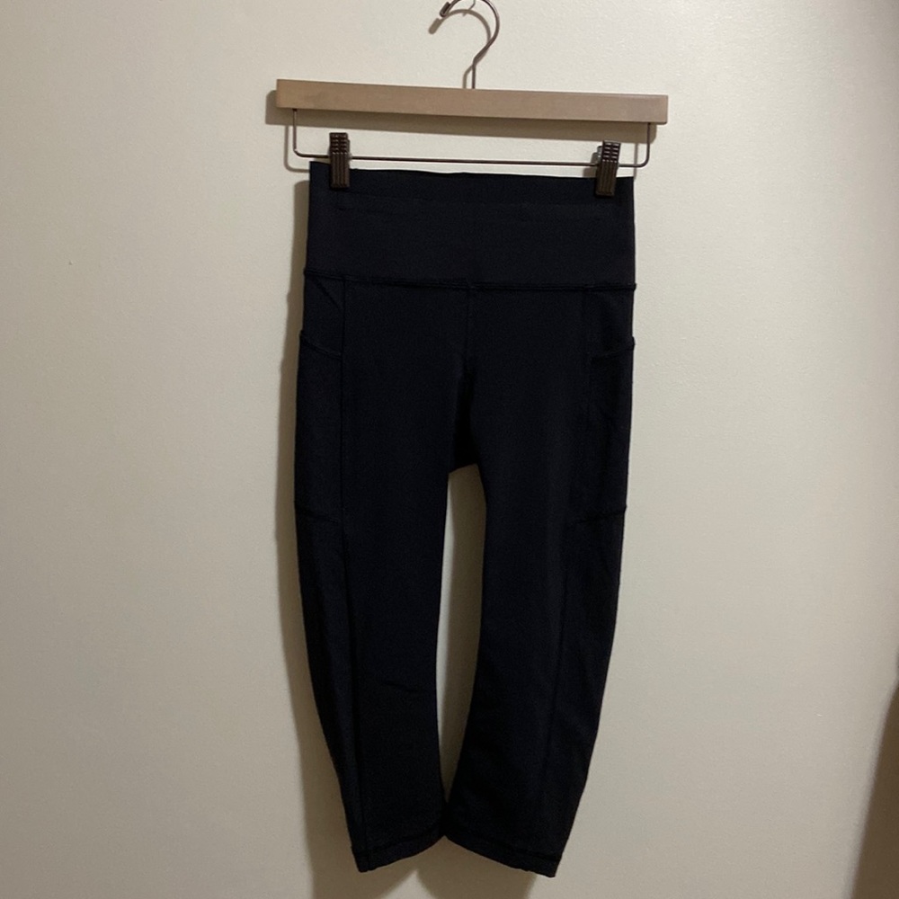 Lululemon yoga Black high top Capri with side pockets size 4